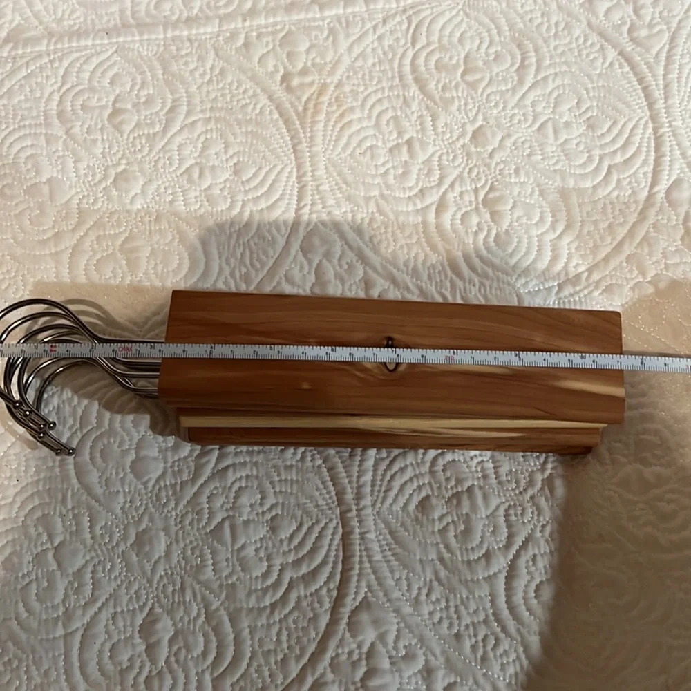 Set‎ of 7 cedar hang ups and 2 fragrance sachets
